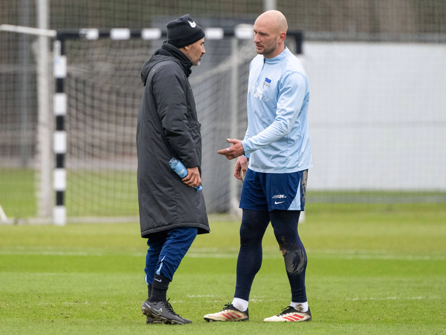 Trainer Cristian Fiel im Gespräch mit Herthas Ex-Kapitän Toni Leistner.