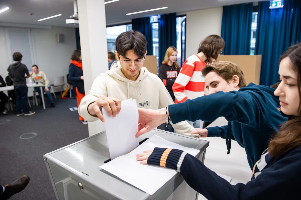 Junge Wahlhelfer nehmen an einem Seminar teil (Archivbild).