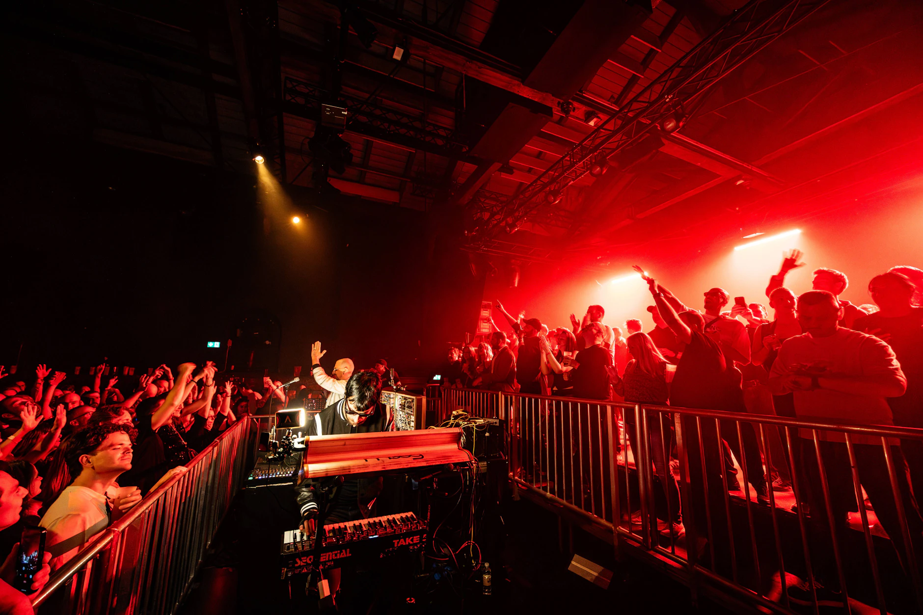 Berliner Techno-Clubs sind weltbekannt und stehen für elektronische Musik und eine offene, vielfältige Clubkultur, in der Freiheit und gegenseitiger Respekt eine große Rolle spielen.