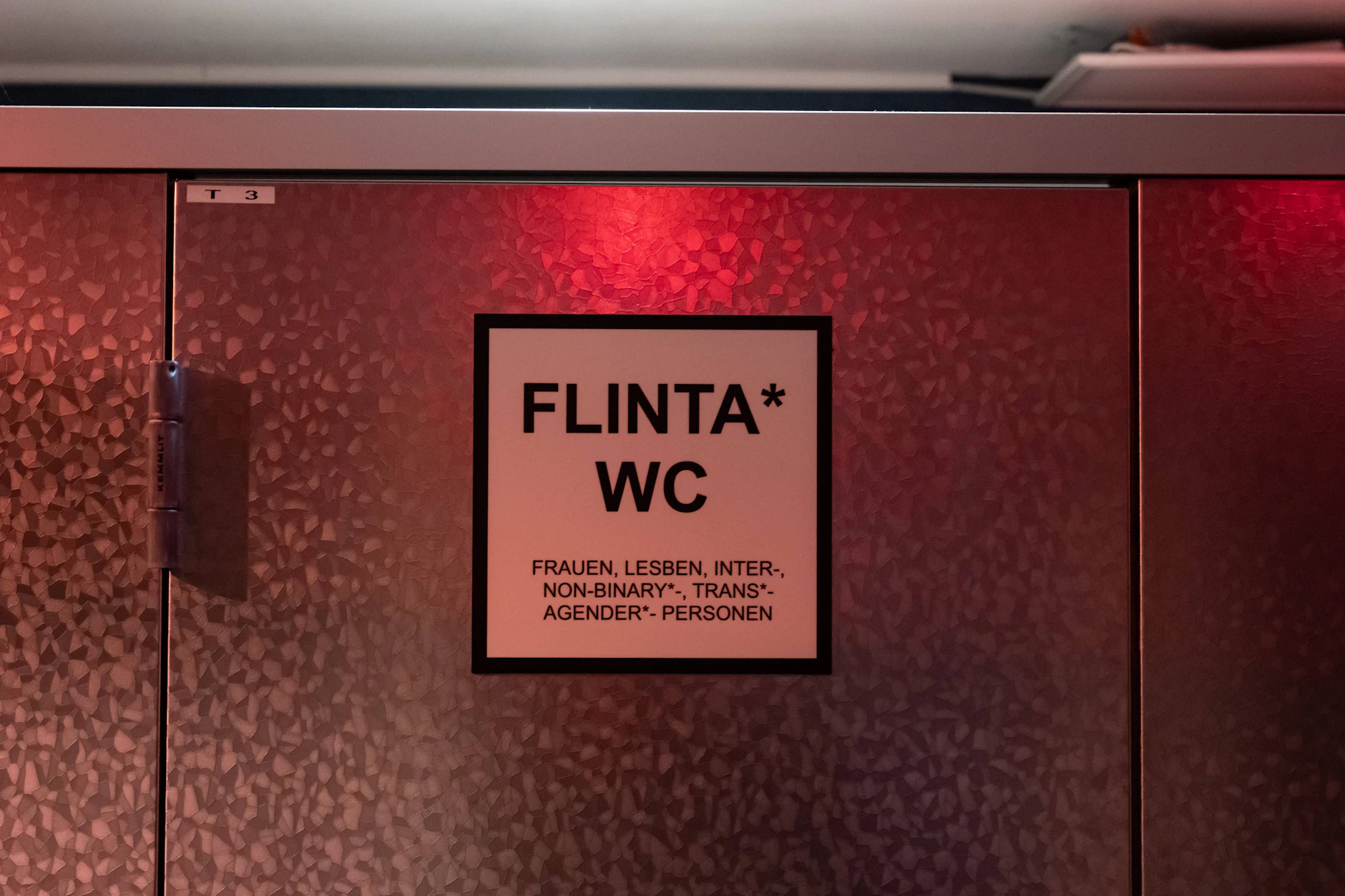 Damit Gäste selbst entscheiden können, in welchem Toilettenbereich sie sich am sichersten fühlen, sollten alle Clubs auch weiterhin die klassischen Toiletten oder zusätzliche FLINTA-Toiletten anbieten.