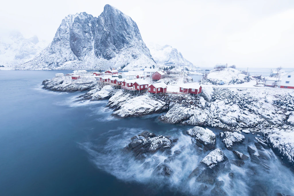 Häuser auf den norwegischen Lofoten im Polarkreis
