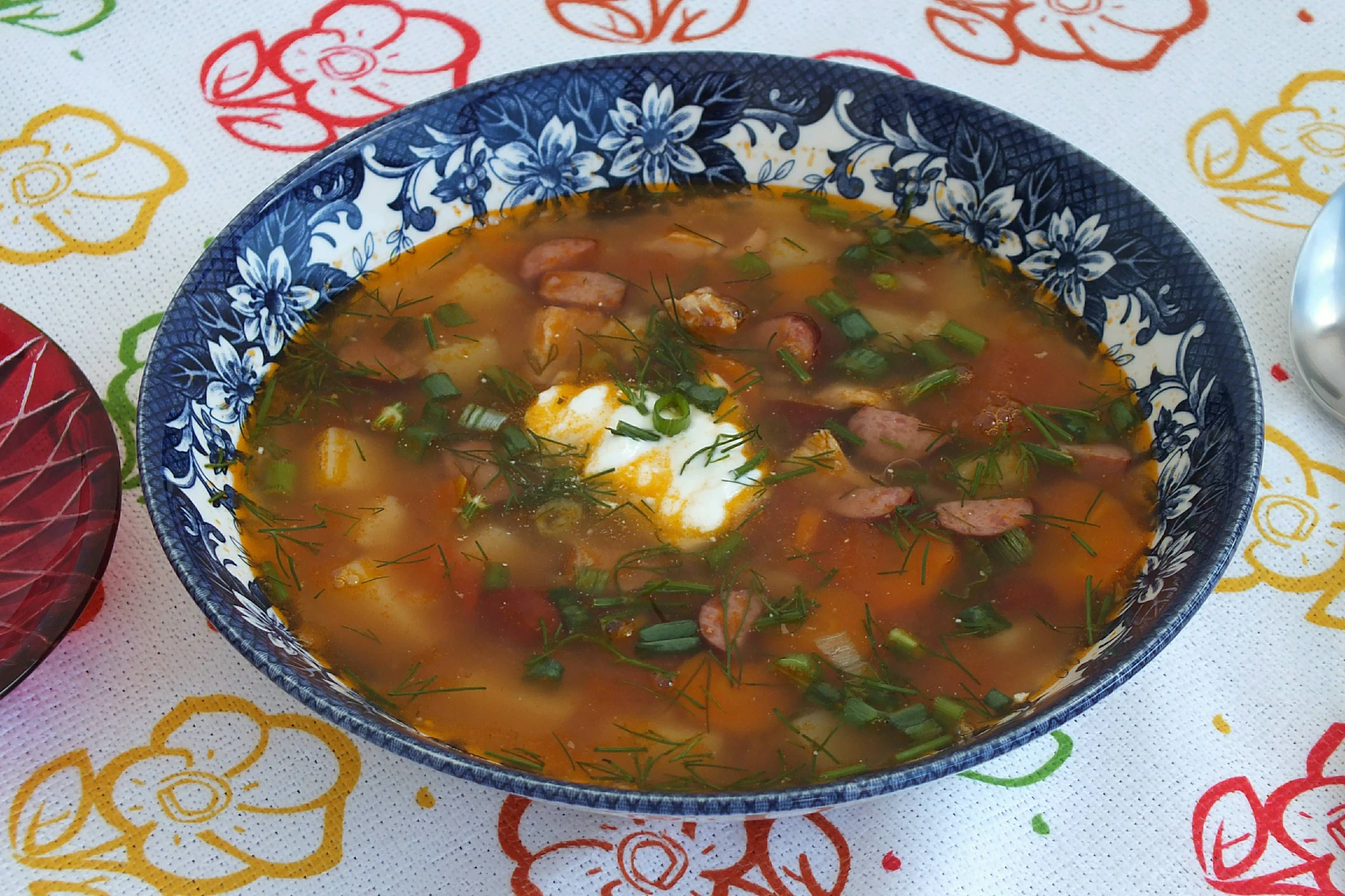 Ganz klassisch mit Wurst und Schinken: Die Soljanka ist eine herzhafte Suppe aus Russland. Verfeinern kann man sie auch mit frischem Dill.