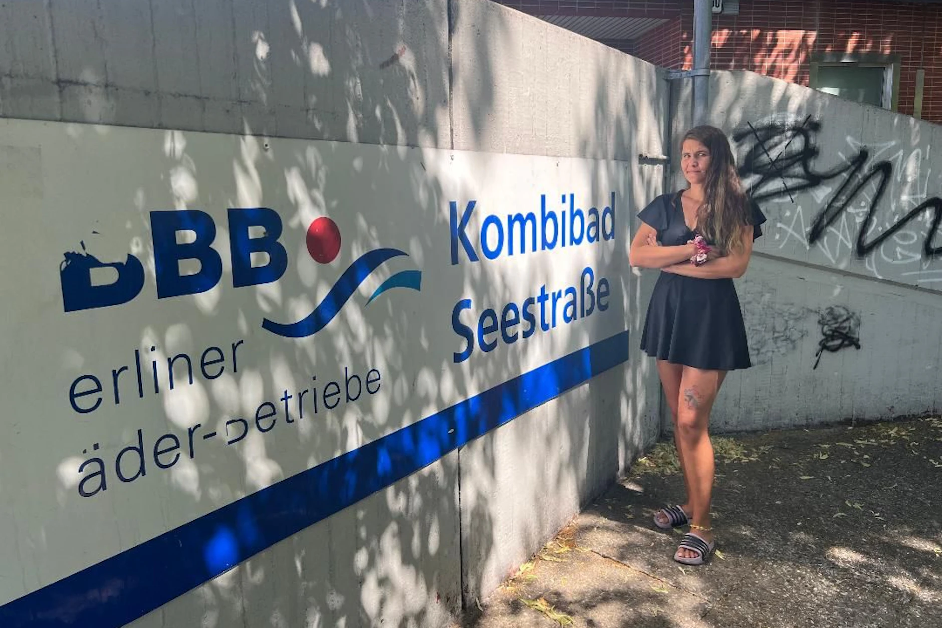 Natalie Roller vor dem Eingang des Sommerbads Seestraße. Nach dem Vorfall will sie mit ihrer Familie vorerst nicht zurückkehren.