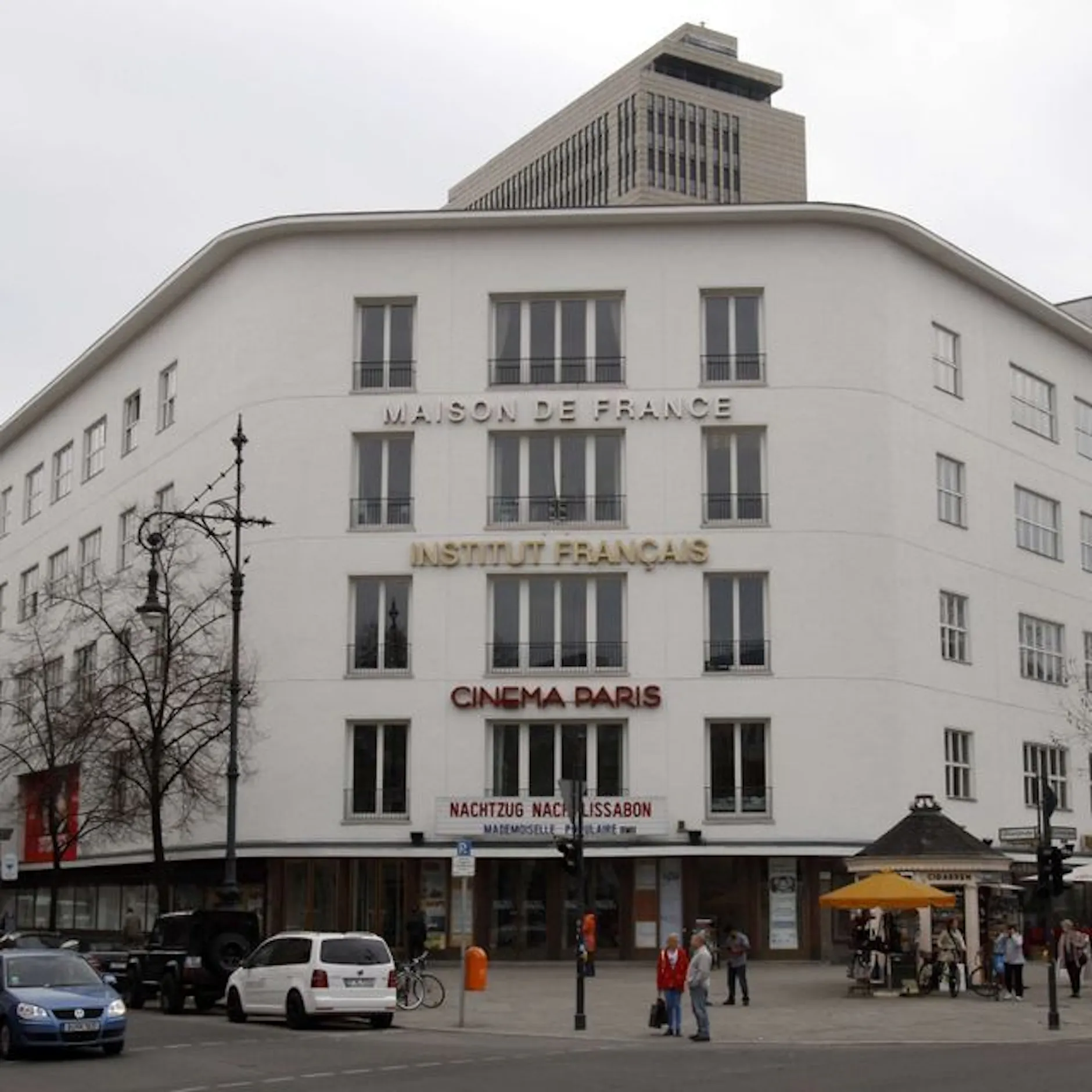 Benzin statt Bücher: Wütender Angriff auf Kulturzentrum in Berlin