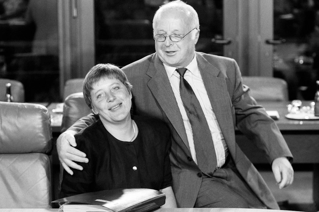 Die damalige Bundesministerin für Frauen und Jugend Angela Merkel und der Arbeits- und Sozialminister Norbert Blüm (beide CDU) bei einer Kabinettsitzung im Juli 1994.