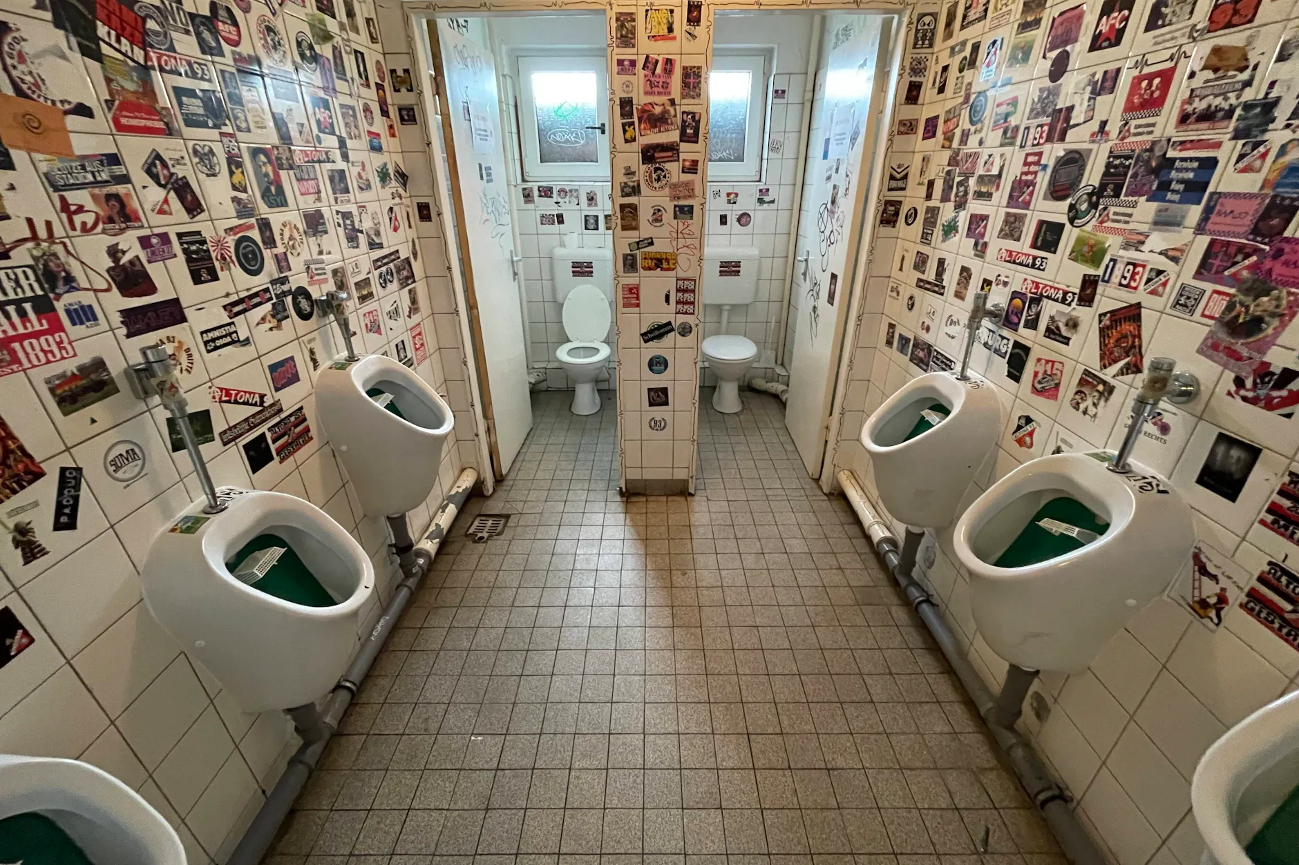 Auf vielen geschlechtsneutralen Toiletten muss man an Pissoirs vorbei, um zu den Kabinen gelungen. Ein gelungenes Toilettenkonzept sollte die Intimsphäre aller berücksichtigen.(Symbolbild)