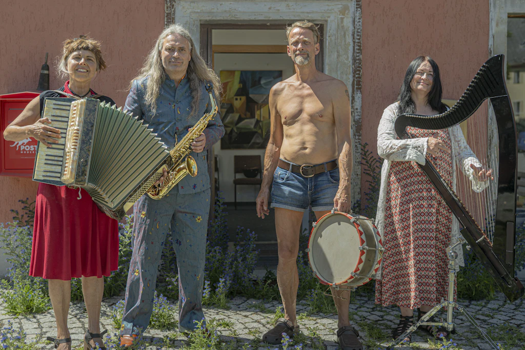 Von Freejazz bis Klangwanderung im Wald:&nbsp;Agnes Ponizil,&nbsp; Hartmut Dorschner, Schlagzeuger Matthias Macht und Andrea Dorschner (v.l.n.r.)