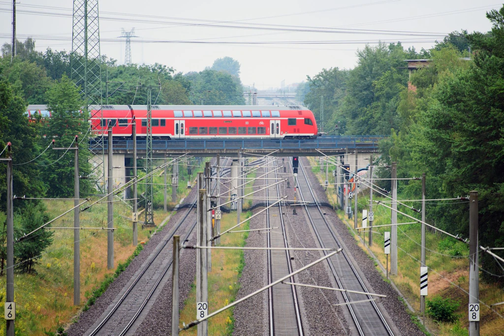 Ein RE5 fährt aus Königs-Wusterhausen kommend über eine Brücke in Richtung Ludwigsfelde.
