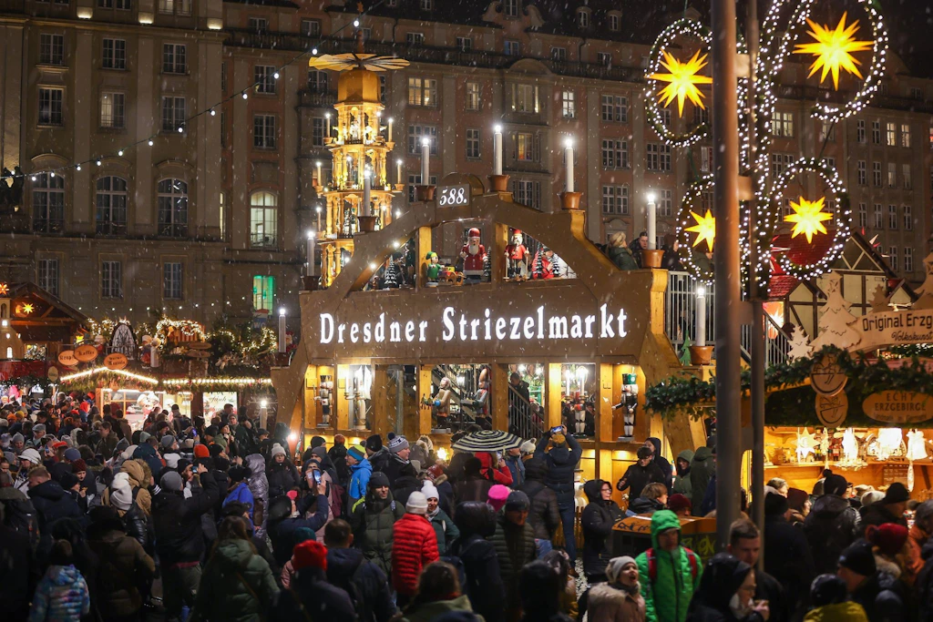 Das Unternehmen aus dem Oederaner Ortsteil Gahlenz ist für seine überdimensionalen Holzfiguren berühmt und schaffte es mit der Pyramide des Dresdner Striezelmarktes ins Guinnessbuch der Rekorde.