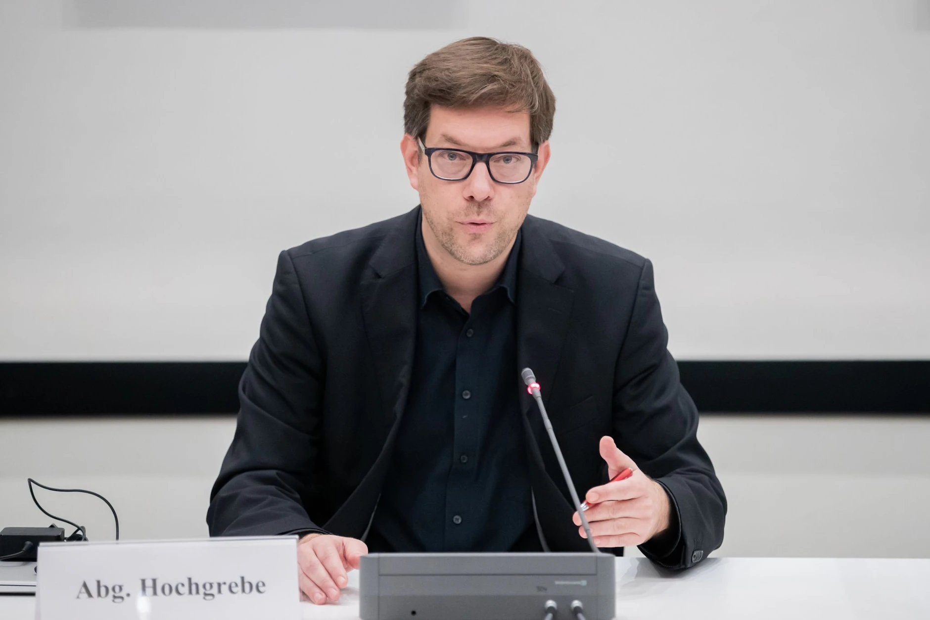 Innenstaatssekretär Christian Hochgrebe (SPD) bei einer Pressekonferenz.