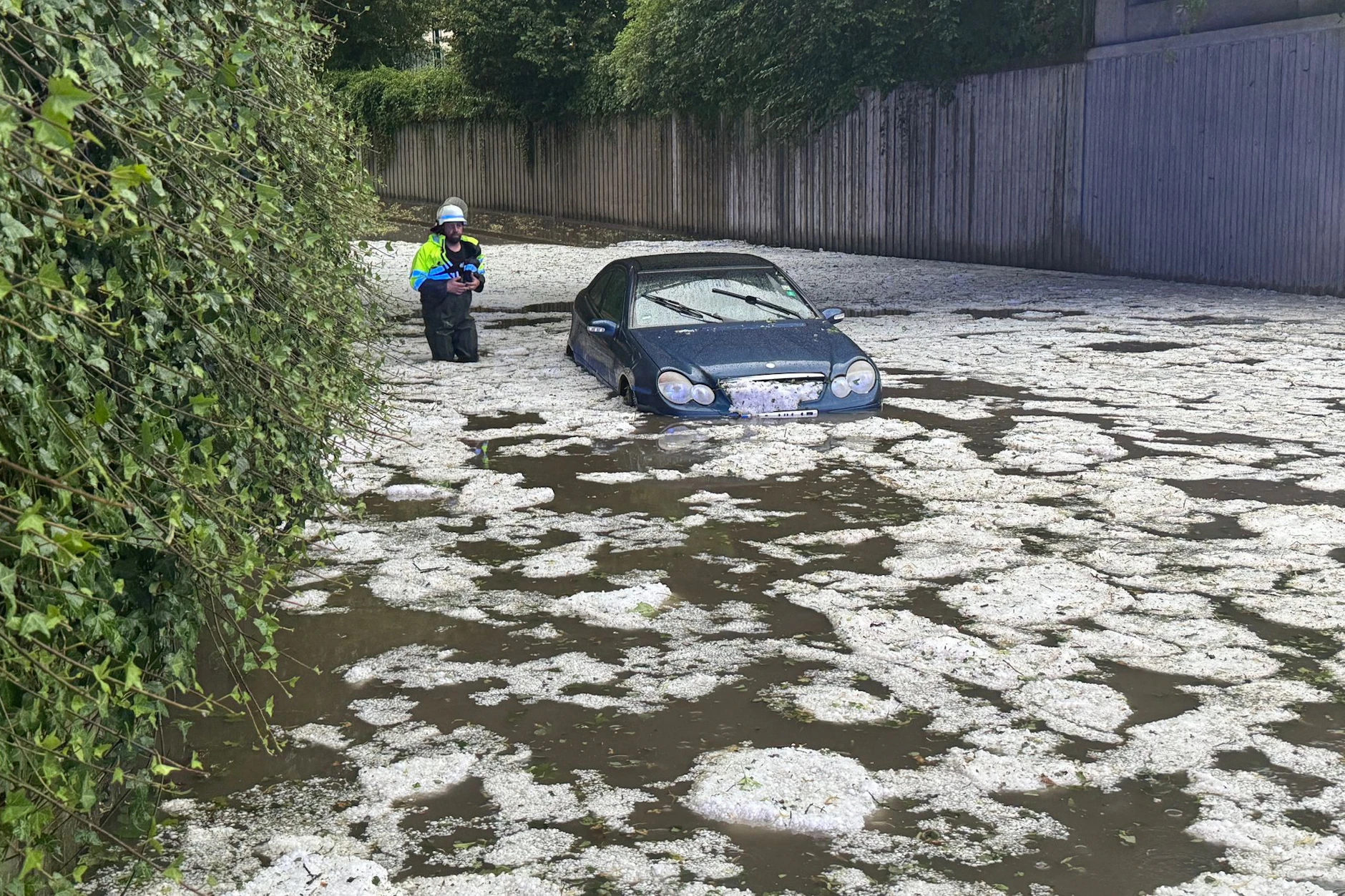 Während es bei den einen sonnig und heiß ist, saufen bei den anderen die Autos ab: Selbst in einem Land können zum gleichen Zeitpunkt unterschiedliche Wetterbedingungen herrschen.