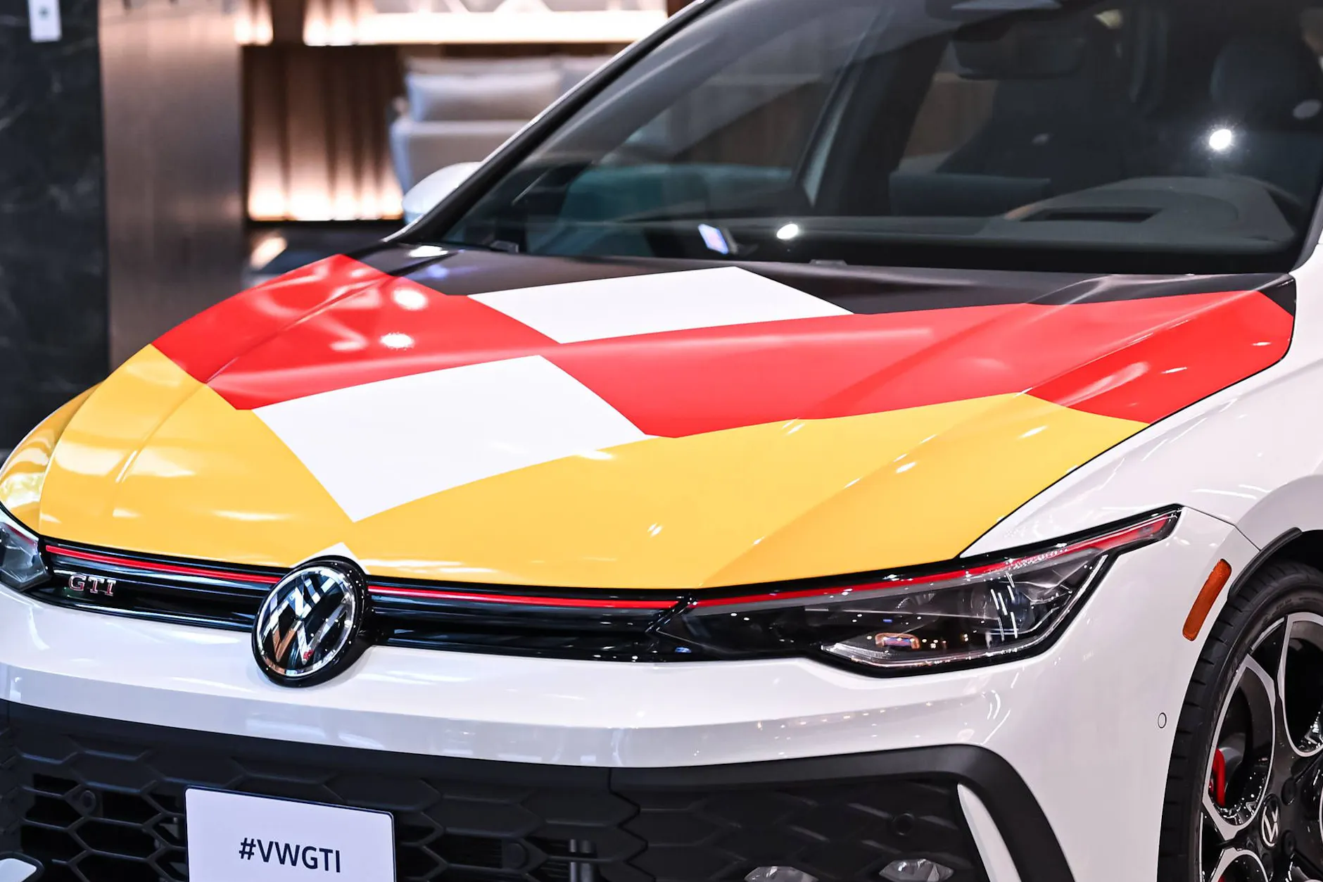 Der DFB-Sponsor VW präsentierte sich auch bei der WM 2026 werbewirksam mit einem Golf im deutschen Trikot-Gewand.