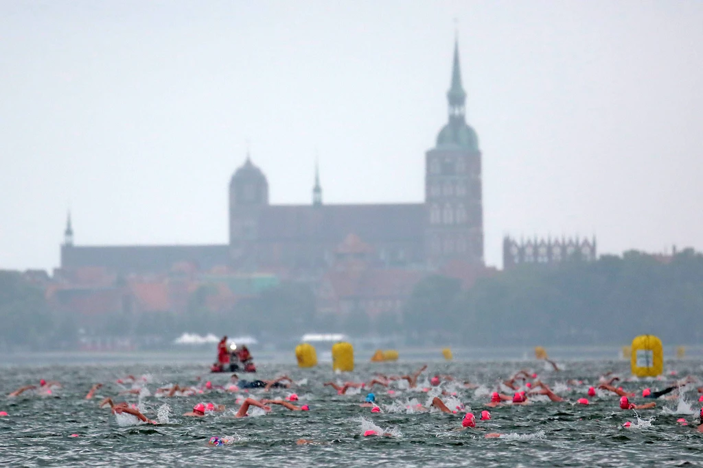 2.315 Meter durch den Strelasund: Die Schnellsten erreichen Stralsunder Strandbad nach knapp einer halben Stunde.