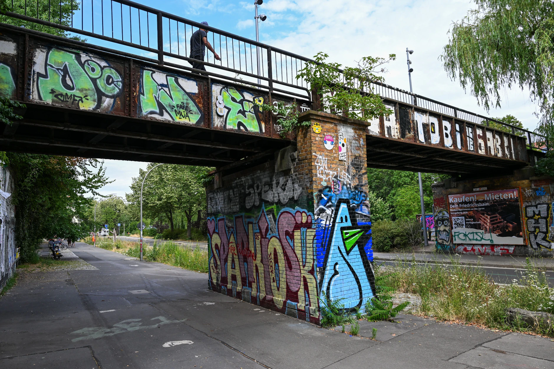 Eine der Görlitzer Brücken führt vom Görlitzer Ufer in Kreuzberg zur Lohmühlenstraße nach Alt-Treptow. Die Brücken sollen wegen Korrosionsschäden ab Juli 2026 gesperrt werden.