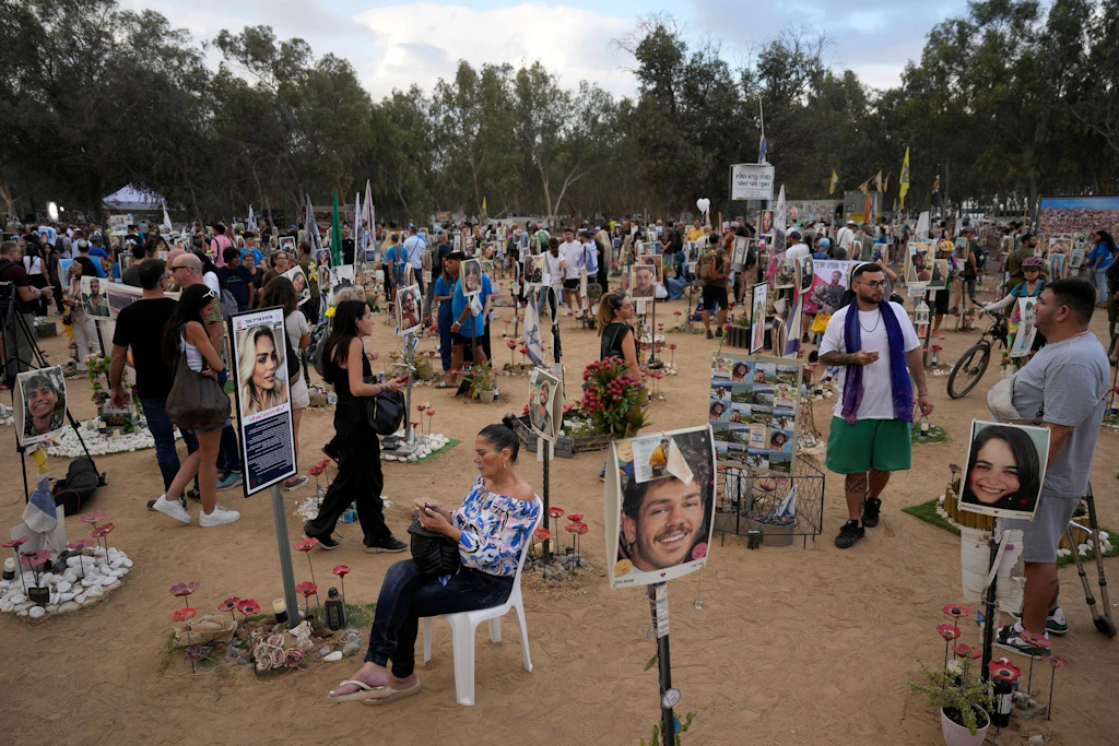 Gedenken am Ort des Nova-Musikfestivals, bei dem Hunderte getötet und von der islamistischen Hamas entführt und in den Gazastreifen verschleppt wurden.