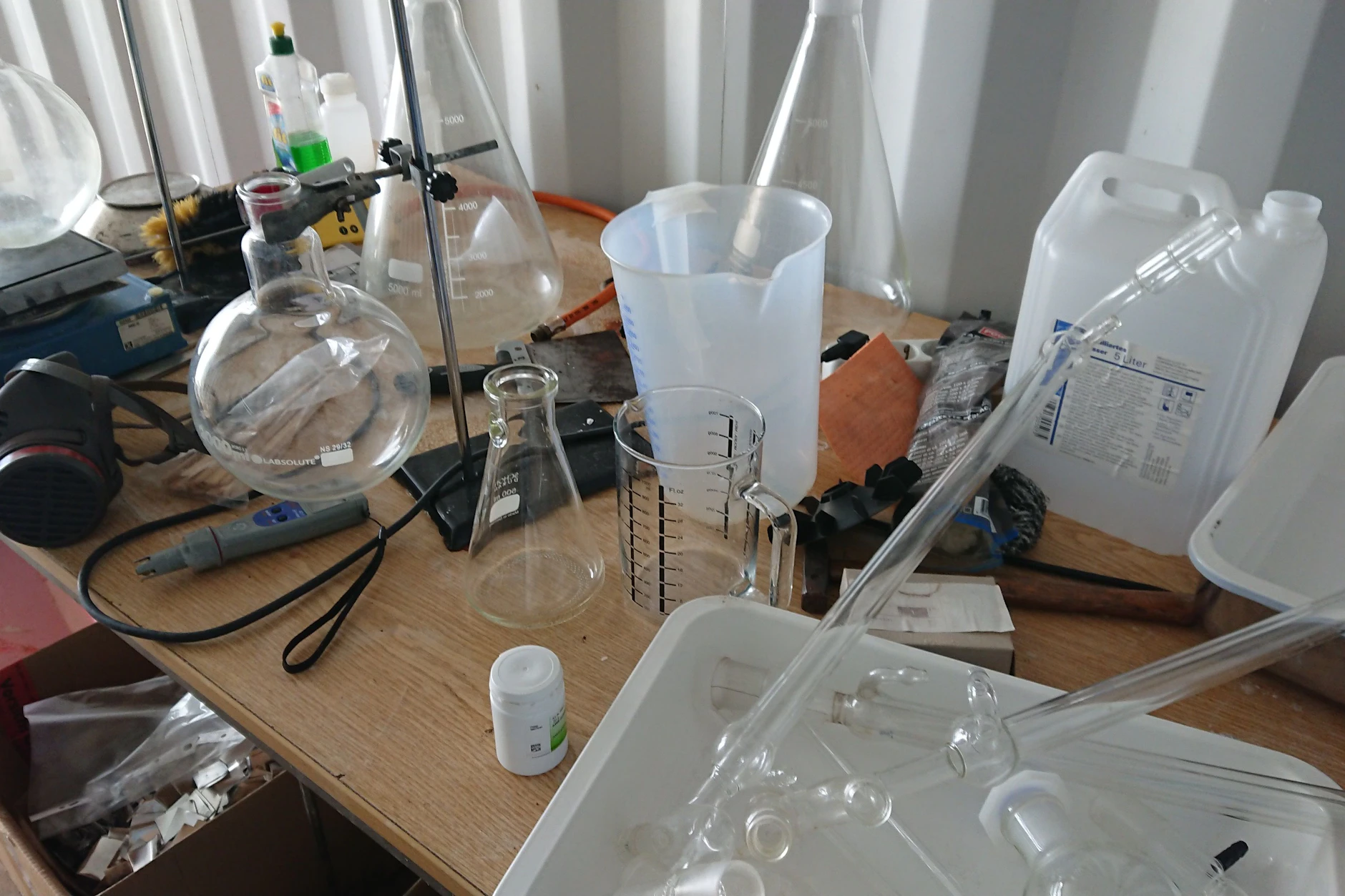 Fast wie bei „Breaking Bad“: Um Crystal Meth zu produzieren, müssen verschiedene chemische Prozesse erfolgen.