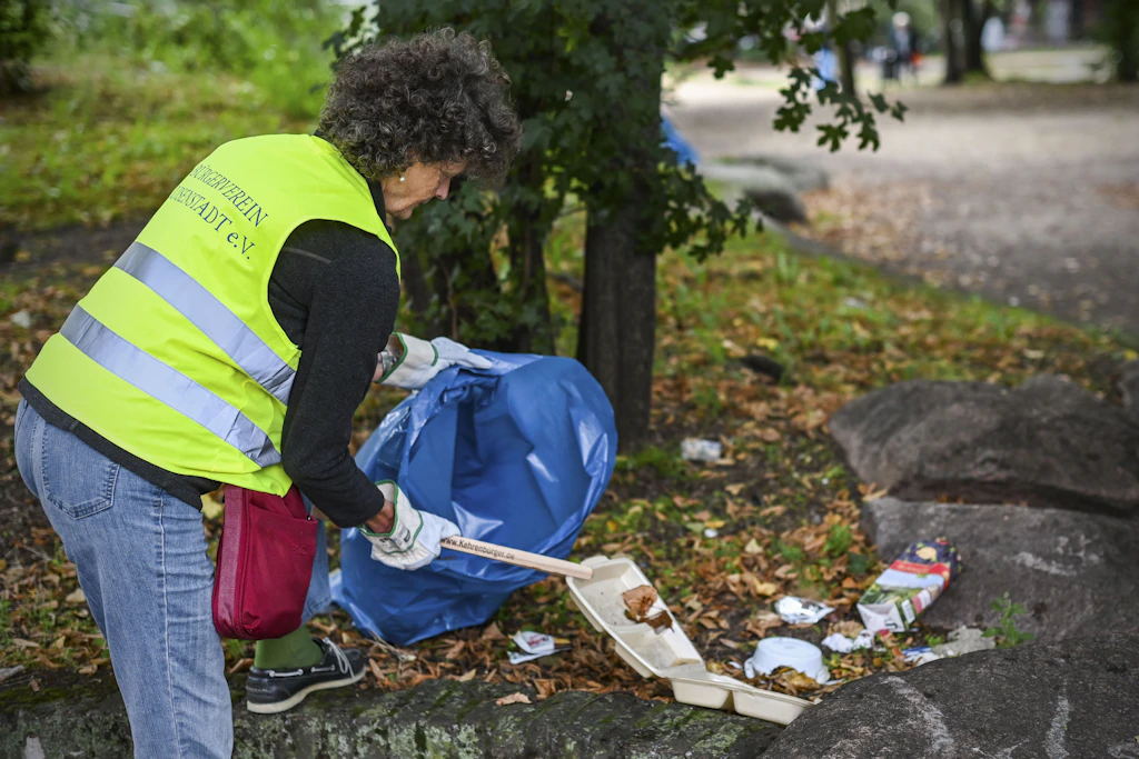 Bürger befreien Grünanlagen von Müll – hier am Wassertorplatz in Kreuzberg.