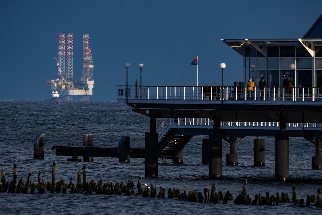 Eine Bohrplattform in der Ostsee vor dem Seebad Heringsdorf auf der Insel Usedom