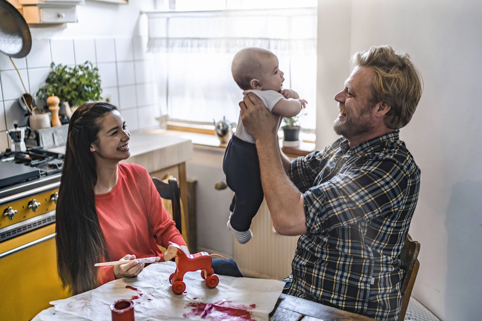 Väter sollen künftig mindestens drei Monate Elternzeit übernehmen, damit Familien das volle Elterngeld erhalten. (Symbolfoto)