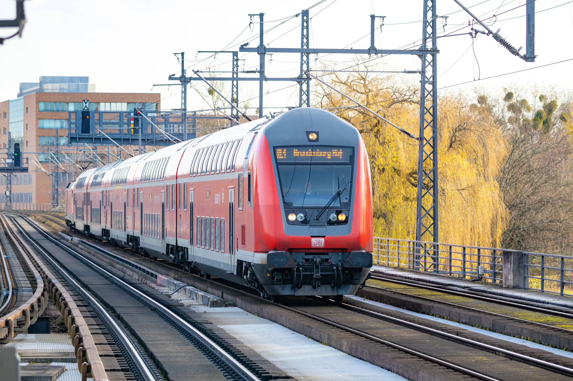 Der Regio RE1 fährt von Magdeburg über Berlin nach Frankfurt/Oder. Ab 2029 soll der Abschnitt zwischen Berlin und Frankfurt saniert werden.