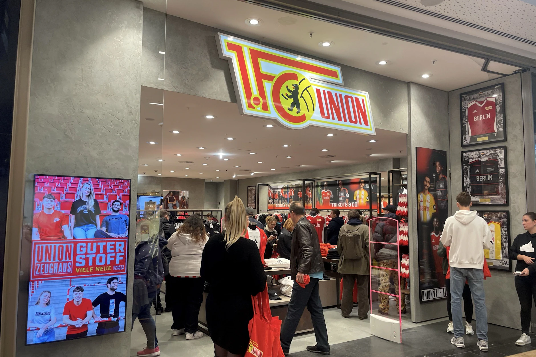 Zeughaus auch in Mitte: Union Fans besuchen den Pop-up-Store im Alexa
Union Berlin FC.