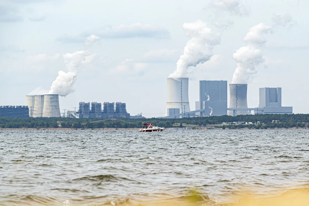 Wasser und Braunkohle: Der Bärwalder See in der sächischen Lausitz ist ein ehemaliger Tagebau, im Hintergrund das Kraftwerk Boxberg.
