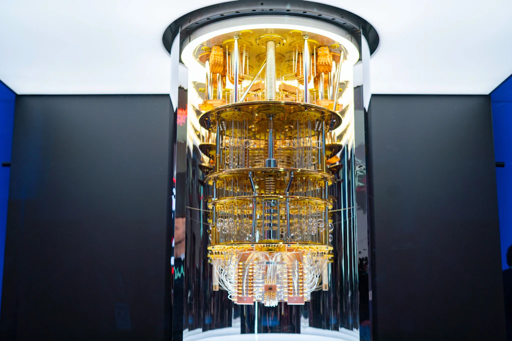 Das Innere eines Quantencomputers ähnelt einem futuristischen, goldenen Kronleuchter. Es besteht aus einem Kryostaten, der extrem tiefe Temperaturen erzeugt, sowie dem Quantenprozessor und filigranen Mikrowellenkabeln.