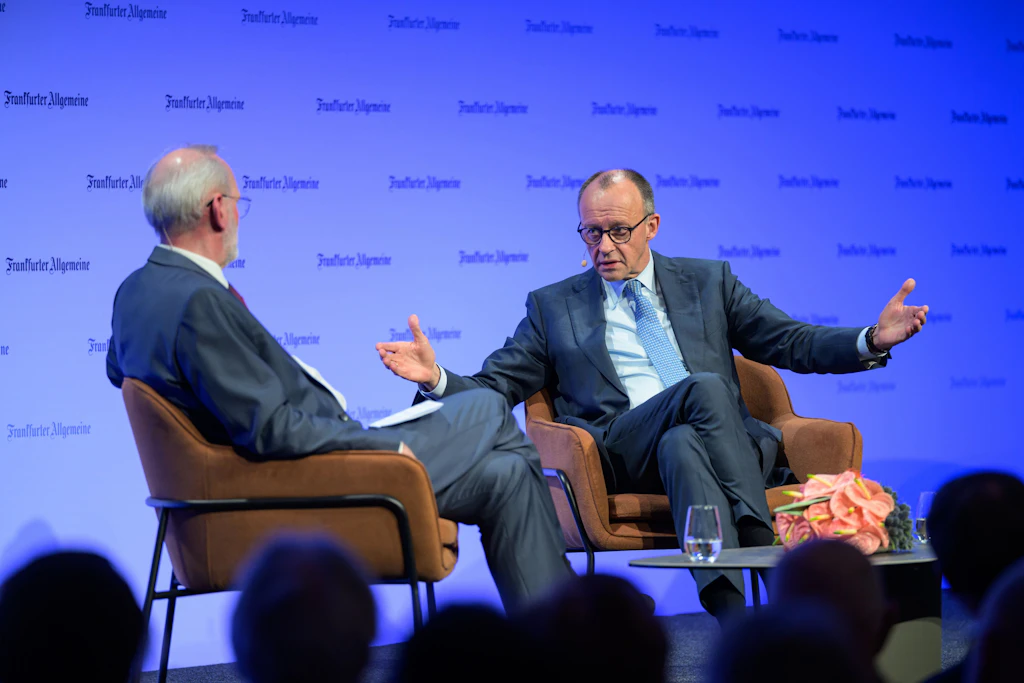 Der Bundeskanzler Friedrich Merz (CDU, r.) spricht im vergangenen März auf dem FAZ-Kongress.