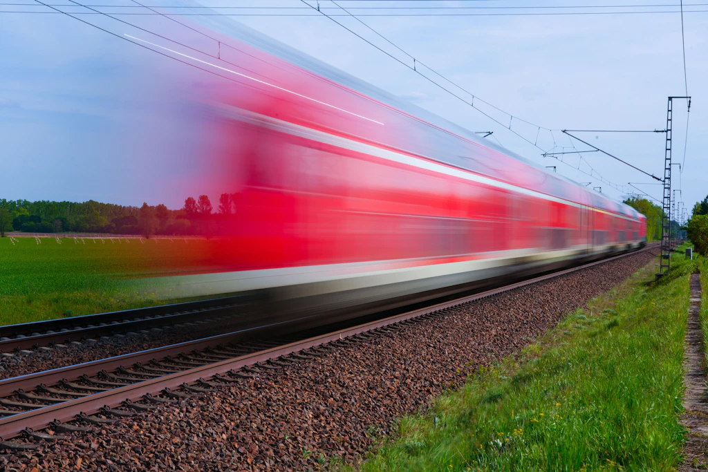 Die Züge auf der Strecke zwischen Zwickau und Leipzig sollen künftig mit bis zu 160 km/h fahren können. Bis Dezember aber rollen sie eher sporadisch, weil an der Strecke intensiv gebaut werden muss.