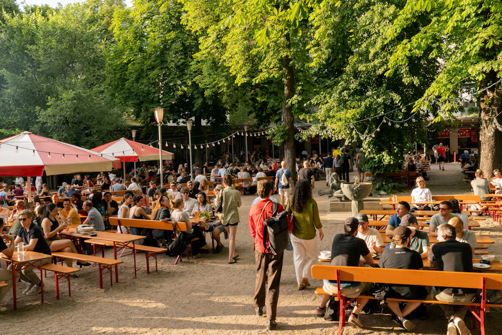 Alte Kastanien, lange Bänke, genug Schatten für alle: der Prater in Prenzlauer Berg.