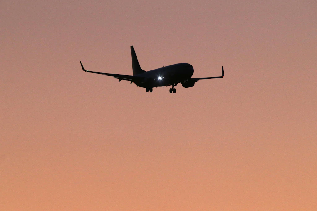 Ein Flugzeug in der Luft. Deutschland und vier weitere EU-Staaten verhandeln über ein Abschiebezentrum in einem Drittstaat.