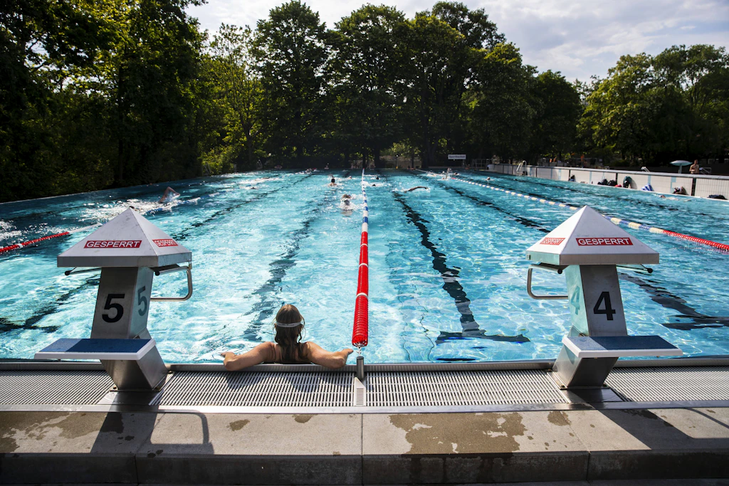 Die Berliner Bäderbetriebe wollen testen, ob Künstliche Intelligenz in Schwimmbecken Notfälle schneller erkennen kann.