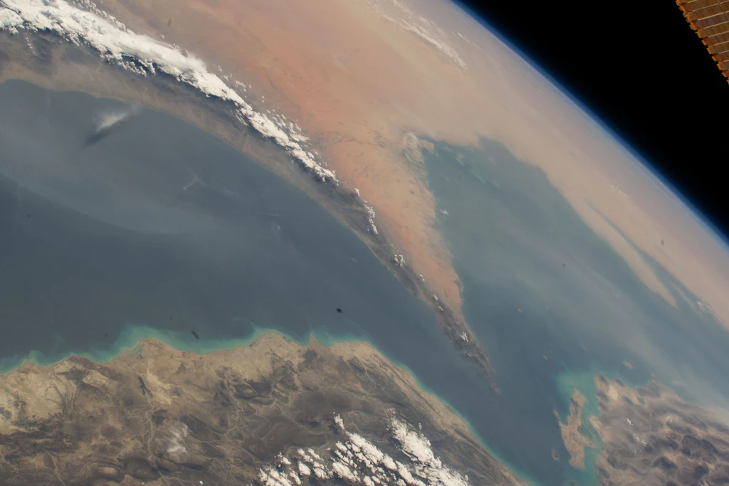 Die von der Nasa erstellte Satellitenaufnahme zeigt die Straße von Hormus, die den Golf von Oman (l) mit dem Persischen Golf (r) verbindet.