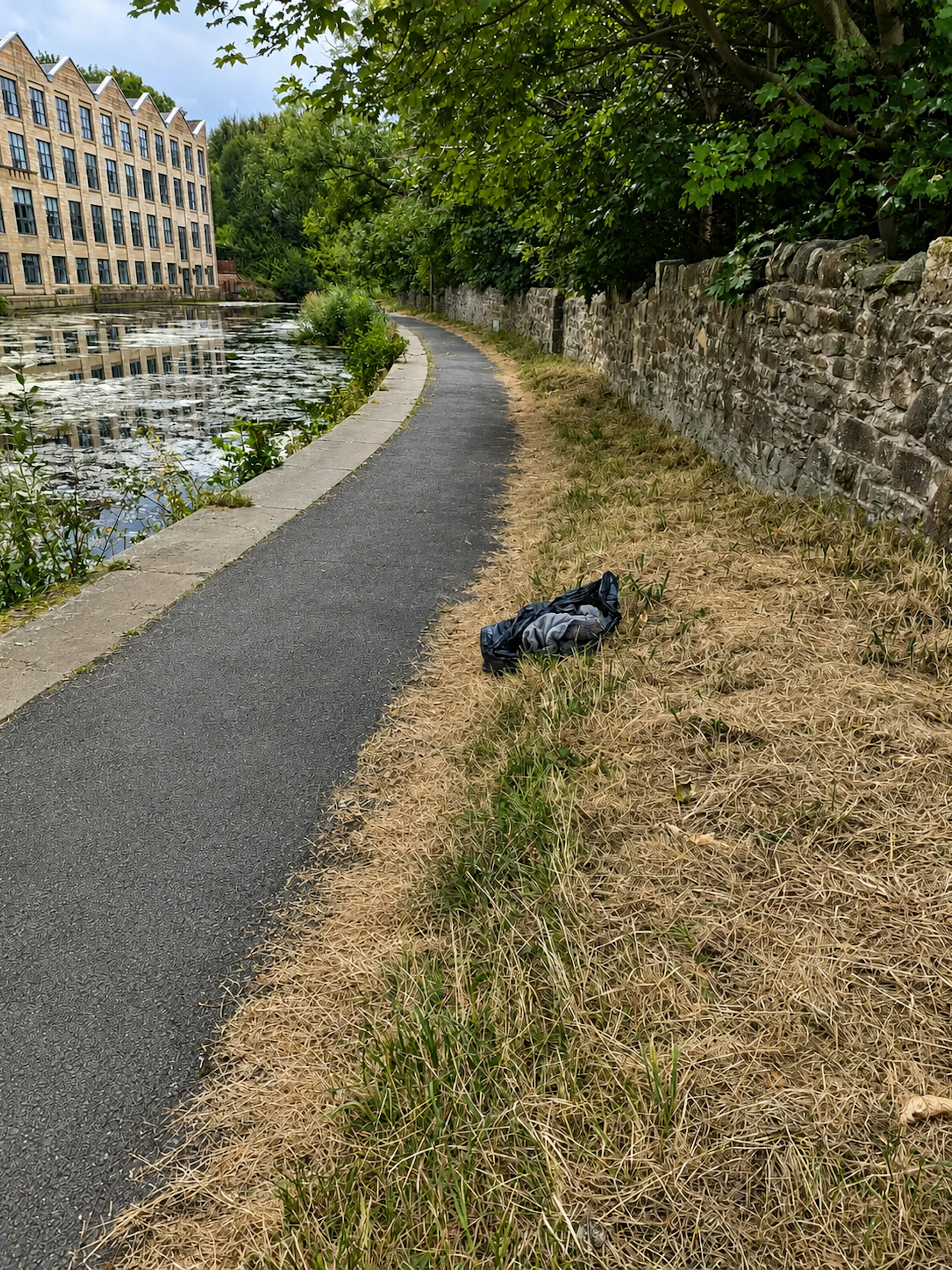 Es sieht aus wie abgelegter Müll: In diesem schwarzen Sack wurde Hunde-Omi Maddie in den Kanal geworfen.
