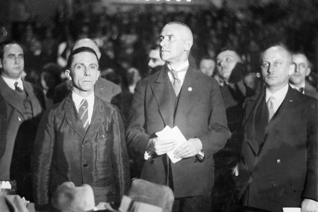 Am 2. April 1930 ist der damalige Thüringer Innenminister Wilhelm Frick (M.) bei einer Veranstaltung der NSDAP im Berliner Sportpalast zugegen. Auch Joseph Goebbels (l.) und Wilhelm Kube sind anwesend.