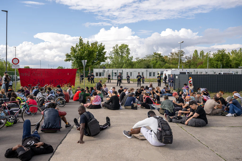 Teilnehmer einer Demonstration gegen ein geplantes Abschiebezentrum am Flughafen BER, Juli 2025.