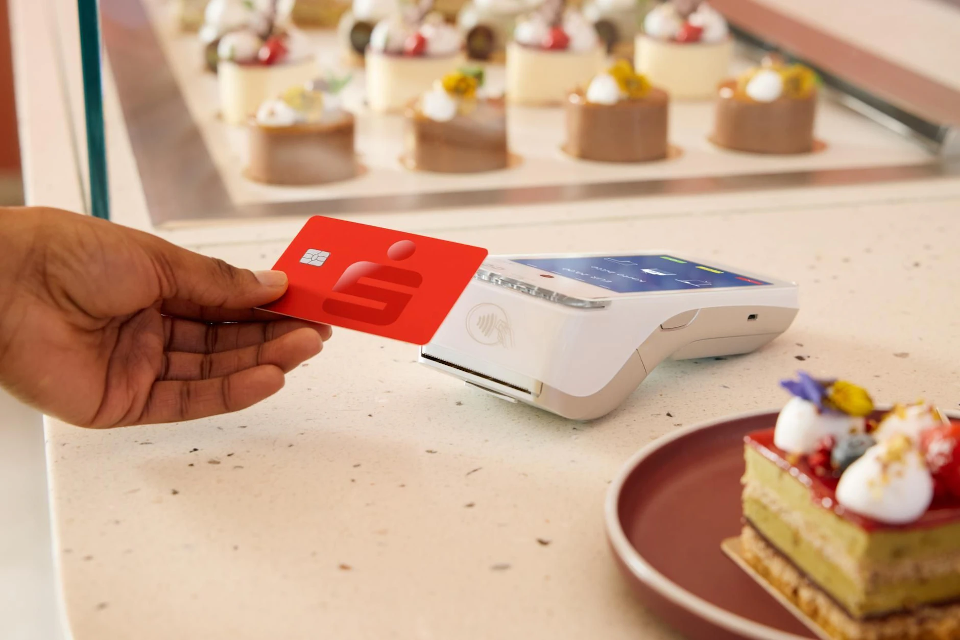 Ab dem 01. Juli geben die ersten Sparkassen die Sparkassen-Card im neuen Design aus.