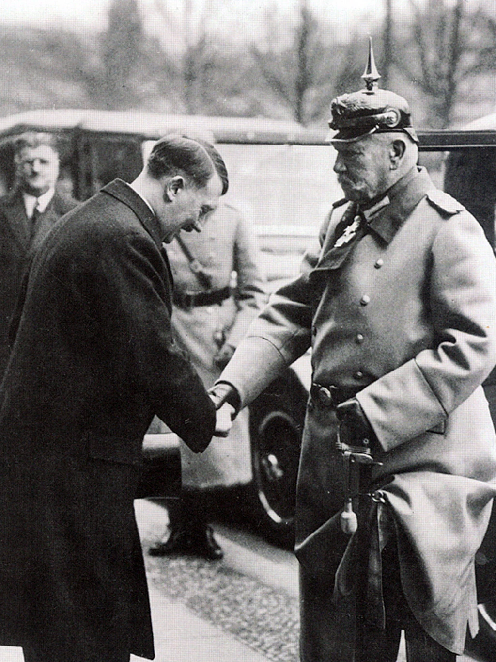 Adolf Hitler begrüßt Paul von Hindenburg, der ihn am 10. Januar 1933 zum Reichskanzler ernannt hatte.
