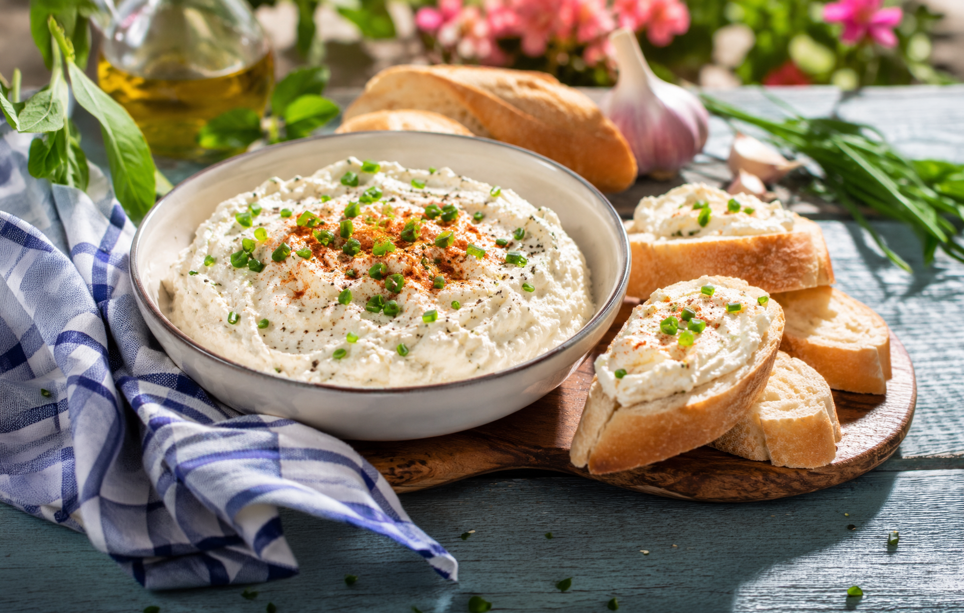 Feta-Knoblauch-Creme wie vom Wochenmarkt: Die gehört auf jeden Grillabend!