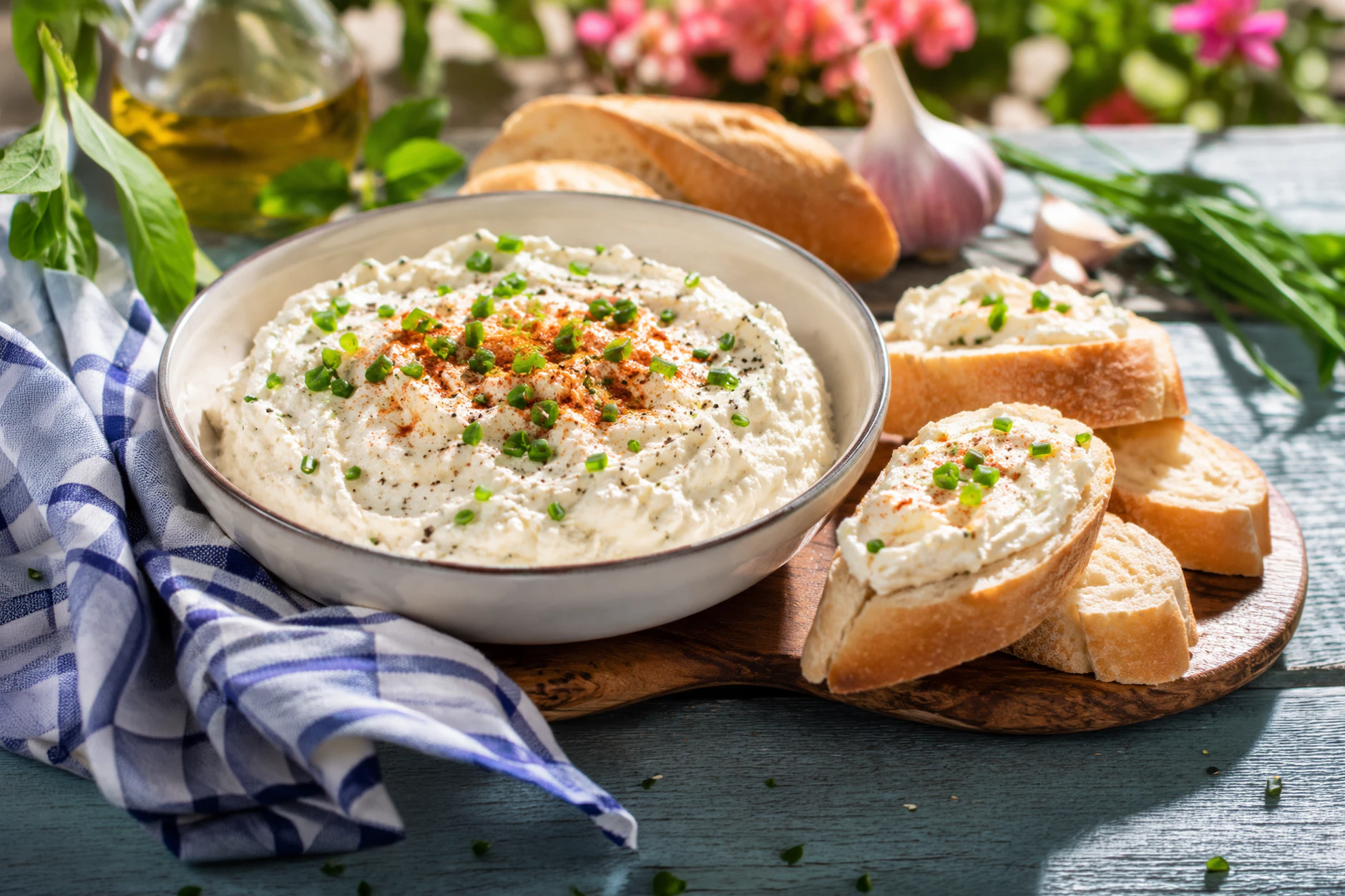 Leckere Feta-Knoblauch-Creme: die schmeckt sogar besser als beim Griechen auf dem Wochenmarkt! Bei uns gehört sie als Dip oder Aufstrich auf jeden Grillabend.