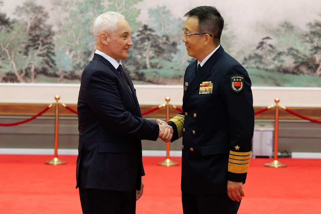 Russlands Verteidigungsminister Andrej Beloussow (l.) und sein chinesischer Amtskollege Dong Jun beim SCO-Treffen in Qingdao im Juni 2025.