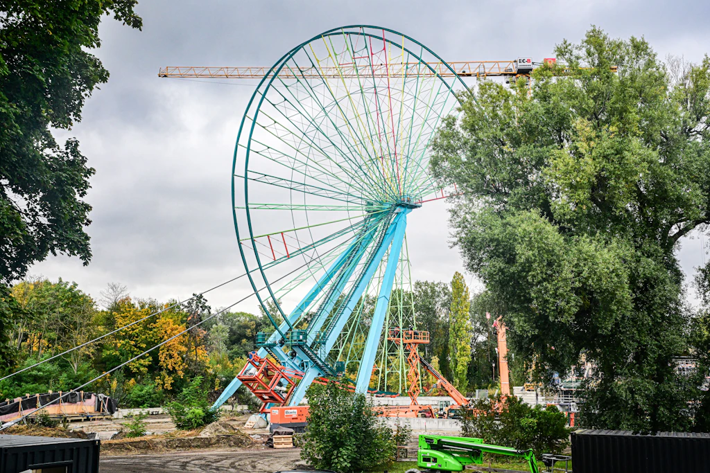 Das sanierte Riesenrad steht schon im Spreepark, der ab dem kommenden Jahr Besucher anlocken soll.