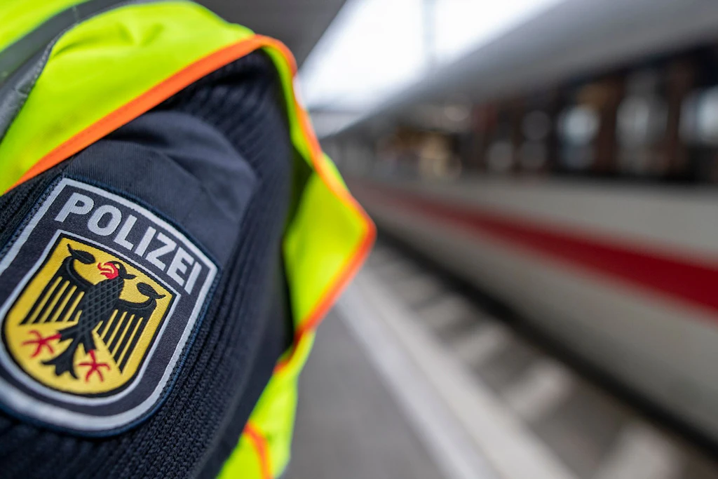 Ein Bundespolizist steht vor einem ICE. In Gräfenhainichen wurde eine Frau von einem ICE nach Berlin erfasst. Sie starb vor Ort. (Symbolfoto)