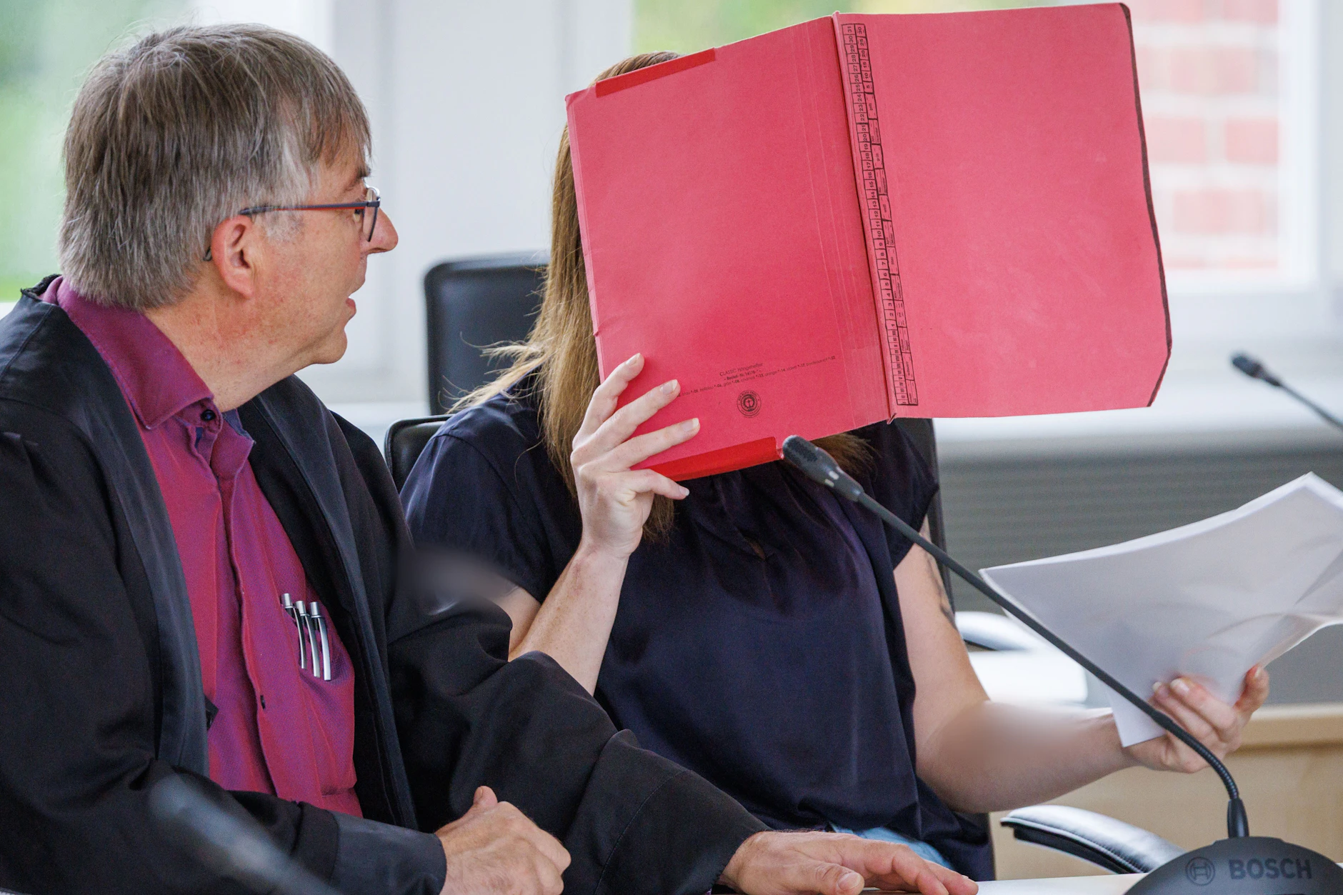 Die Angeklagte Gina H. mit ihrem Anwalt Andreas Ohm vor Gericht. Ihr wird vorgeworfen, den kleinen Fabian aus Güstrow getötet zu haben.