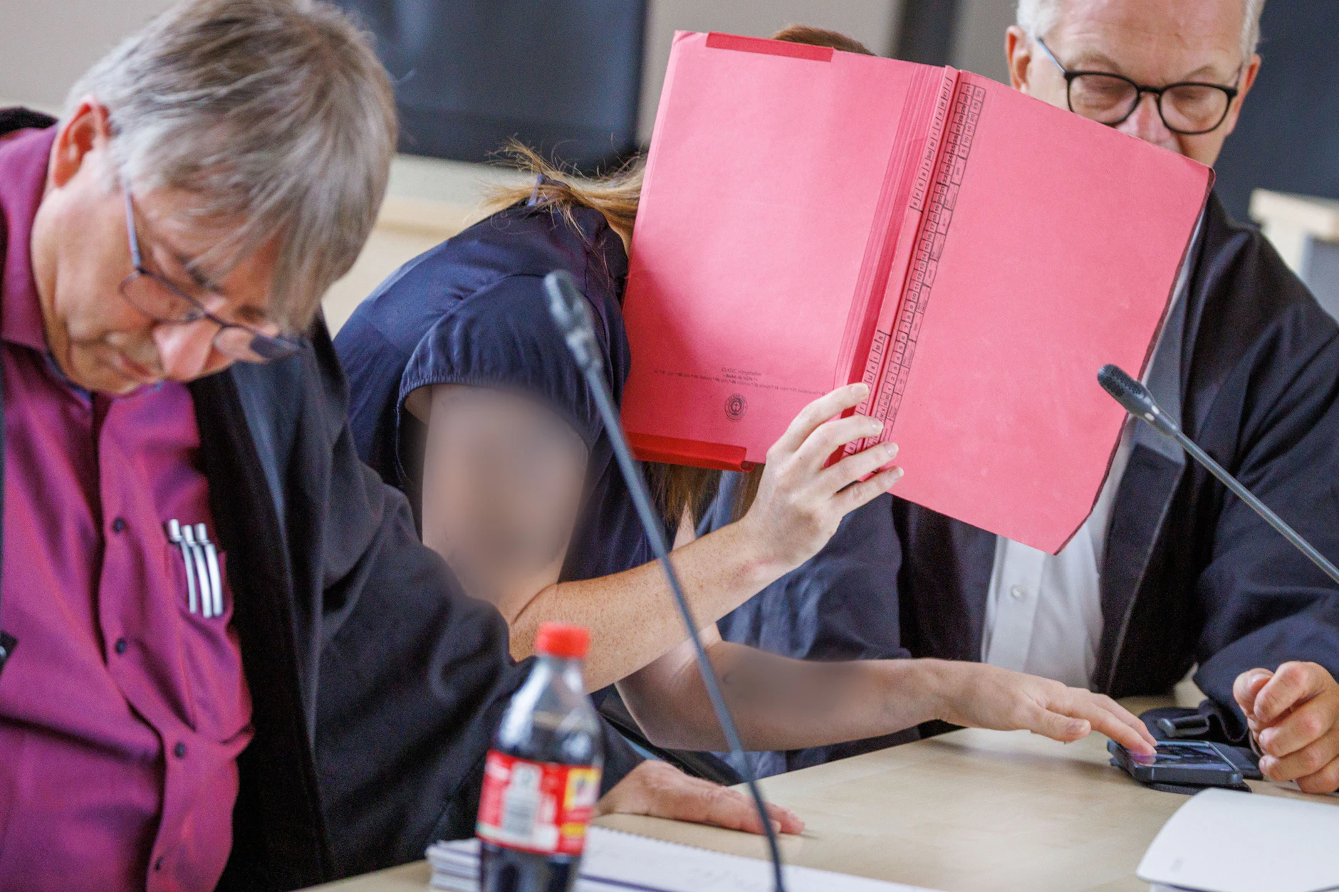 Gina H. ist die Angeklagte im Fall Fabian aus Güstrow. Hat sie den Jungen getötet? Das soll im Prozess geklärt werden. Bis zu einer Verurteilung gilt für die 30-Jährige die Unschuldsvermutung.