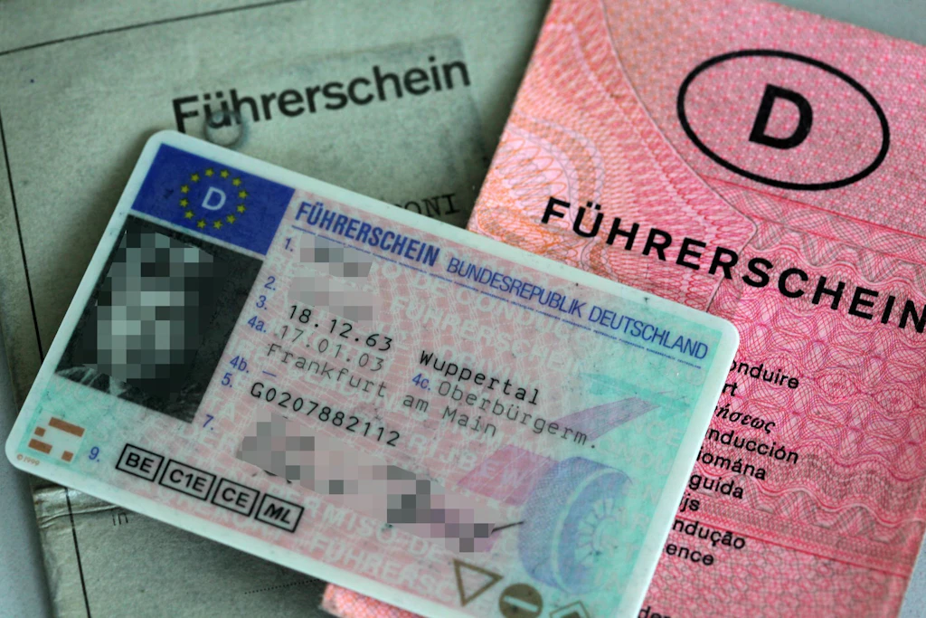 Drei Führerscheine verschiedener Generationen.