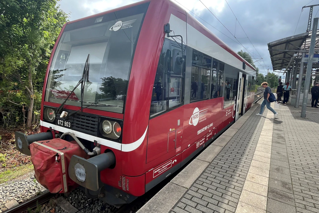 Startklar: Ein Dieseltriebwagen der Hanseatischen Eisenbahn nach Kyritz wartet in Neustadt (Dosse). Das Land Brandenburg möchte auch in der Prignitz das Zugangebot erhalten.