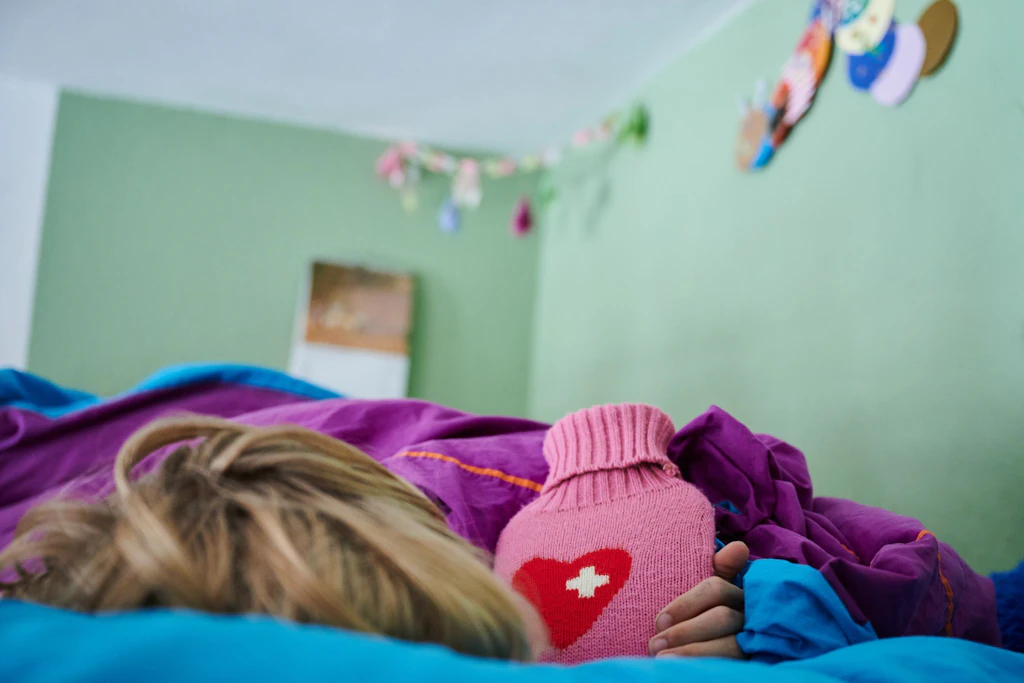 Gesetzlich versicherte Elternpaare können je Kind und Jahr bisher jeweils 15 Tage Kinderkrankengeld beanspruchen. Bundesgesundheitsminister Carsten Linnemann (CDU) plant hier deutliche Kürzungen.