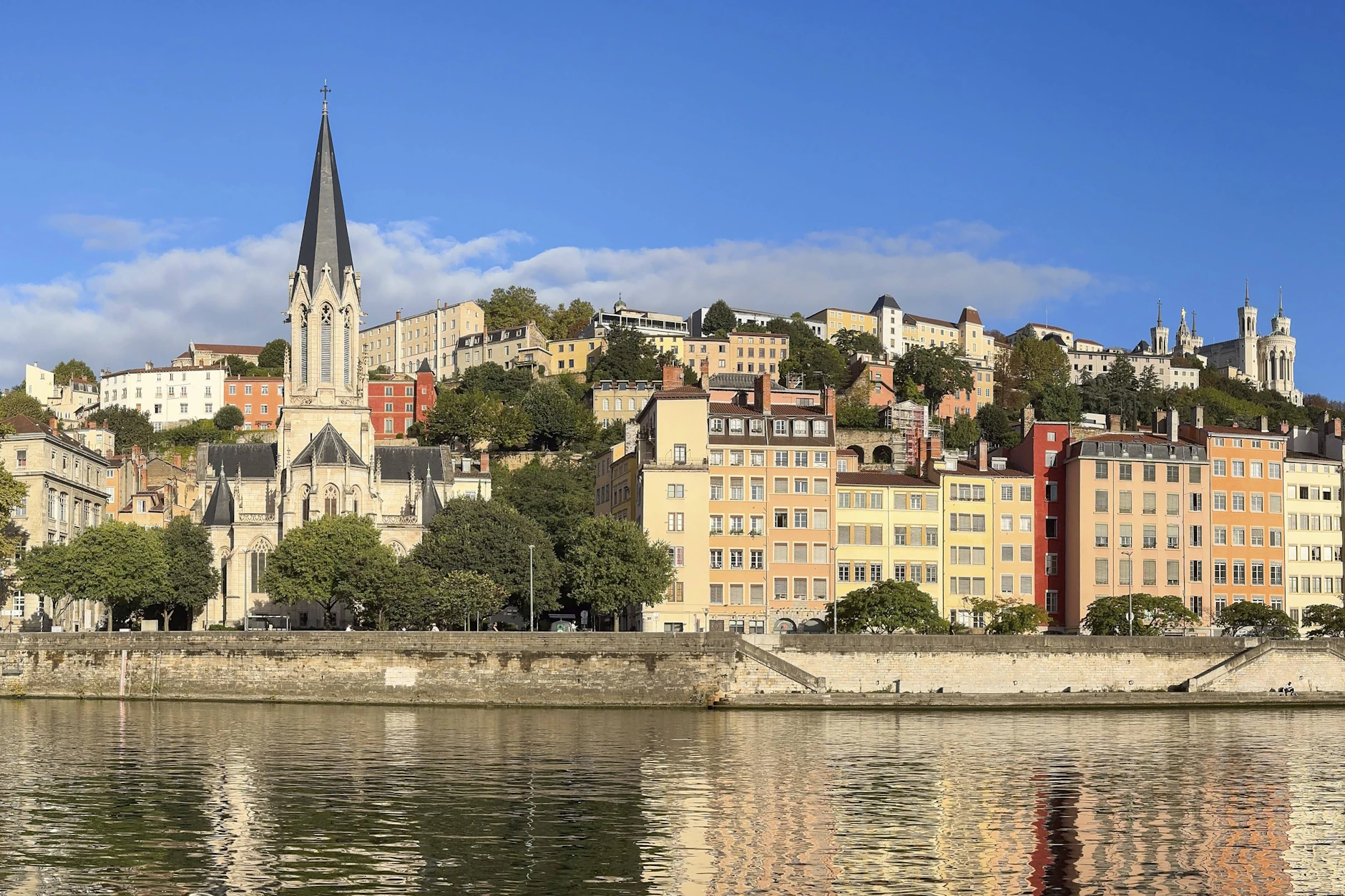 Die Altstadt von Lyon am Ufer der Saone. In der französischen Metropole lassen sich problemlos einige Tage verbringen.