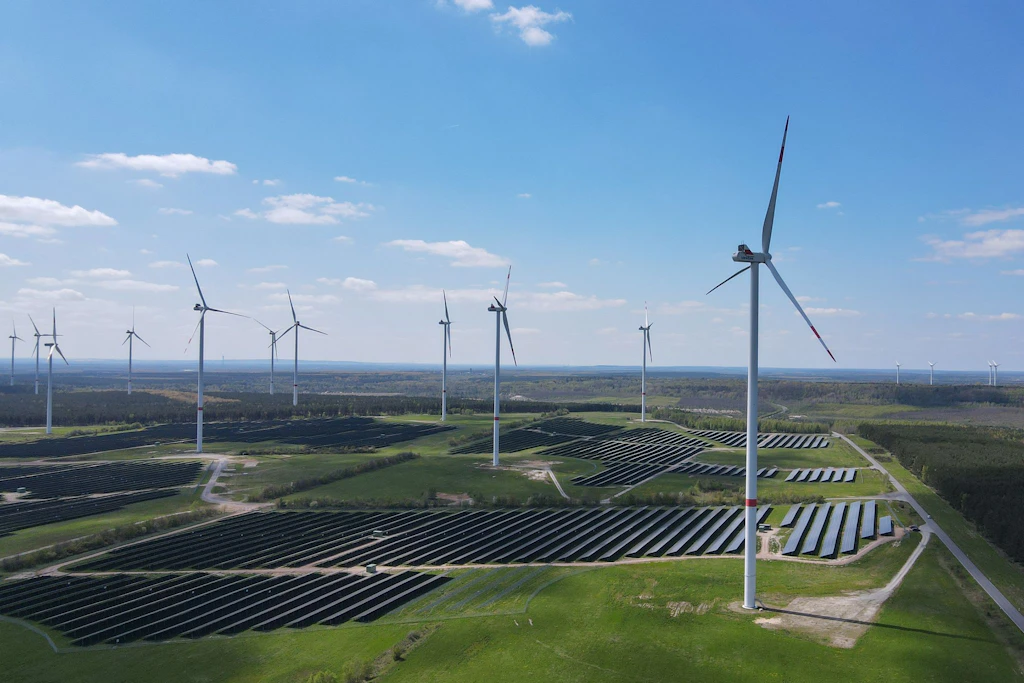 Auf der Hochfläche in Klettwitz bei Schipkau (Landkreis Oberspreewald-Lausitz) entsteht gerade auch das höchste Windrad der Welt mit 365 Metern Gesamthöhe.